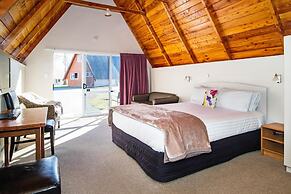 Mountain Chalets Motel