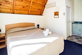 Mountain Chalets Motel