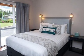 Mountain Chalets Motel