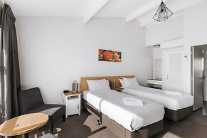 Cobblestone Court Motel – Wenzel Motels