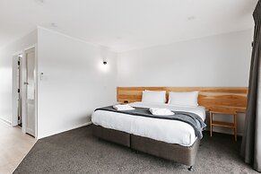 Cobblestone Court Motel – Wenzel Motels