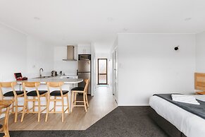 Cobblestone Court Motel – Wenzel Motels