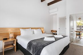 Cobblestone Court Motel – Wenzel Motels