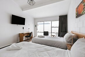 Cobblestone Court Motel – Wenzel Motels