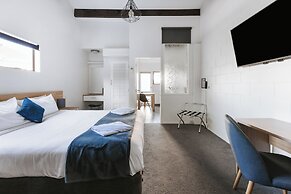 Cobblestone Court Motel – Wenzel Motels