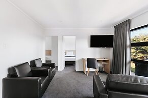 Cobblestone Court Motel – Wenzel Motels