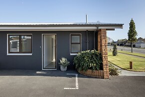 Cobblestone Court Motel – Wenzel Motels