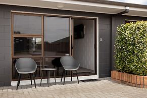 Cobblestone Court Motel – Wenzel Motels