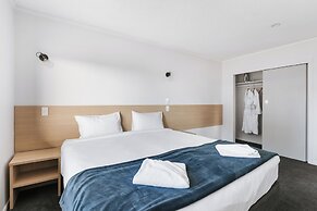 Cobblestone Court Motel – Wenzel Motels