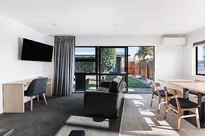 Cobblestone Court Motel – Wenzel Motels