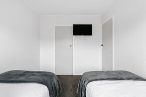 Cobblestone Court Motel – Wenzel Motels