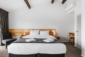 Cobblestone Court Motel – Wenzel Motels