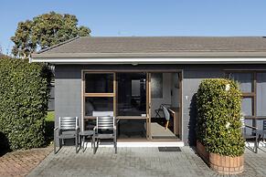 Cobblestone Court Motel – Wenzel Motels