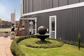 Cobblestone Court Motel – Wenzel Motels