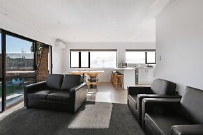 Cobblestone Court Motel – Wenzel Motels