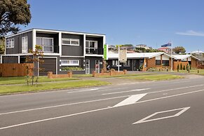 Cobblestone Court Motel – Wenzel Motels