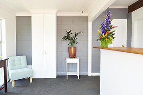 Cobblestone Court Motel – Wenzel Motels