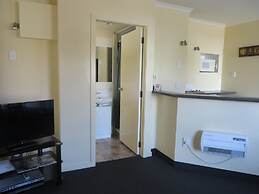 Colonial Motel