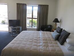 Colonial Motel
