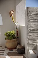 Iria Beach art hotel