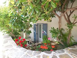 Iria Beach art hotel