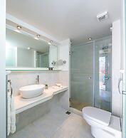 Iria Beach art hotel