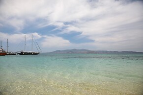 Iria Beach art hotel