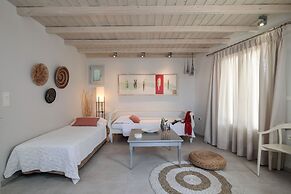 Iria Beach art hotel