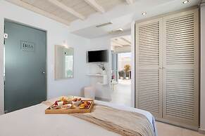 Iria Beach art hotel