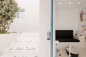 Iria Beach art hotel