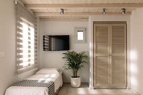 Iria Beach art hotel