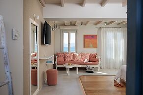 Iria Beach art hotel