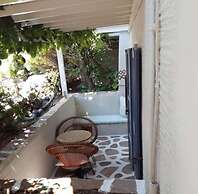 Iria Beach art hotel