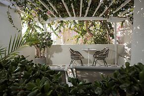 Iria Beach art hotel