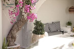 Iria Beach art hotel