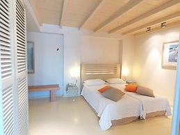 Iria Beach art hotel