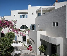 Iria Beach art hotel