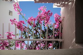 Iria Beach art hotel