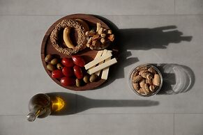 Iria Beach art hotel