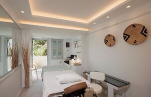 Iria Beach art hotel