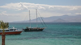 Iria Beach art hotel