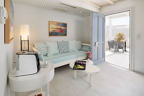 Iria Beach art hotel