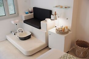 Iria Beach art hotel