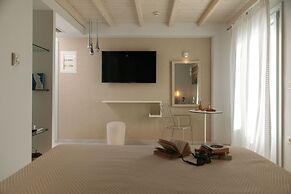 Iria Beach art hotel