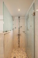 Iria Beach art hotel