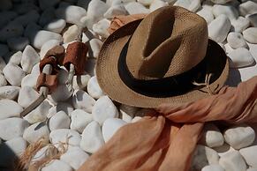 Iria Beach art hotel