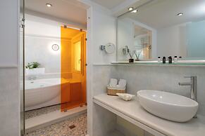 Iria Beach art hotel