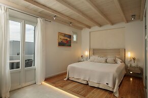 Iria Beach art hotel