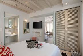 Iria Beach art hotel