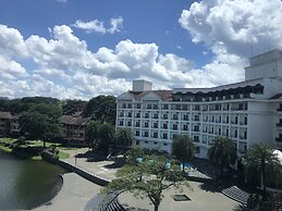 Flamingo Hotel by The Lake